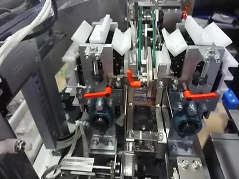Vertical Double-Servo Attach Conveyor–Type Automatic Feeding Unit